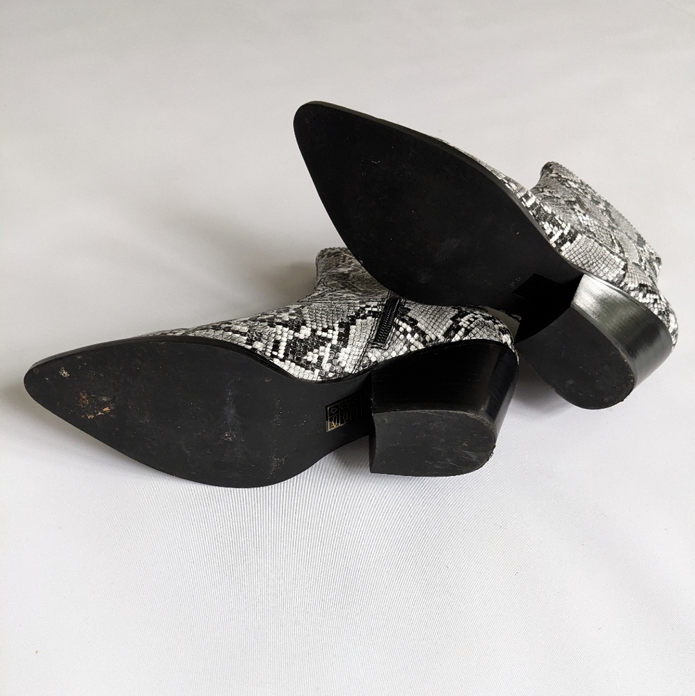 Jeffrey Campbell Kelam Snake-Embossed Pointed Toe Bootie Grey Snake/9.5M - Picture 6 of 6